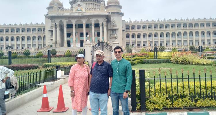 Tres personas afuera del Vidhana Soudha.