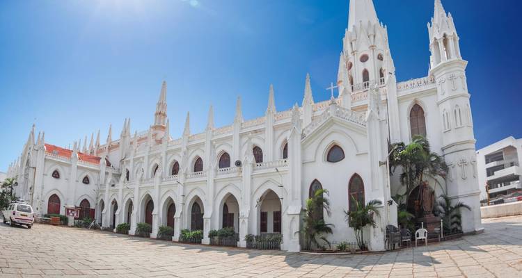 Catedral blanca con arquitectura de estilo gótico.