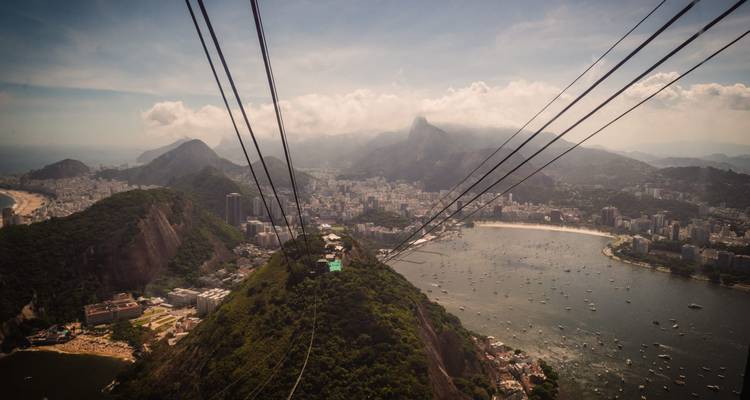 Vista aérea de Río de Janeiro con el Pan de Azúcar y teleférico.