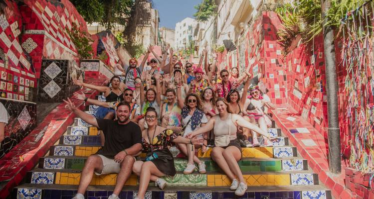Grupo de personas posando en las coloridas Escaleras de Selarón en Río de Janeiro.
