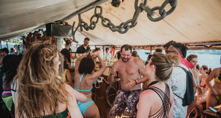 Gente bailando y disfrutando de una fiesta en un barco.