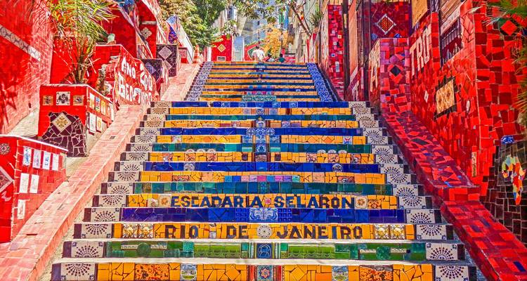 Marches colorées de l'Escadaria Selarón à Rio de Janeiro.