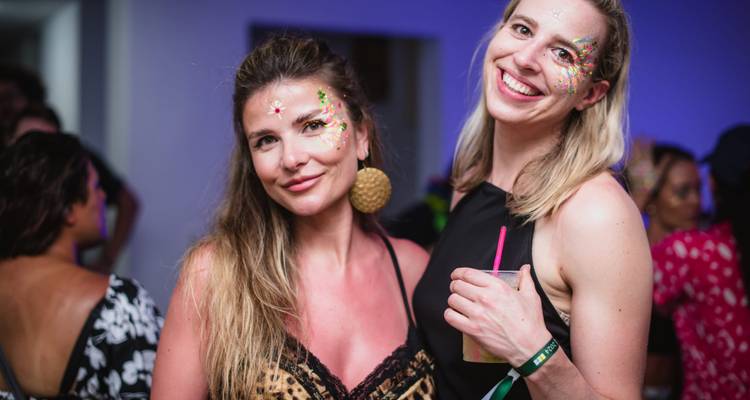 "Femmes à une fête avec du maquillage festif sur le visage."
