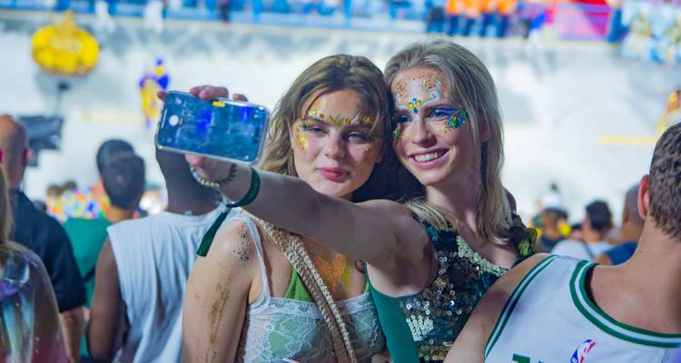 Deux femmes prenant un selfie lors d'un événement festif.