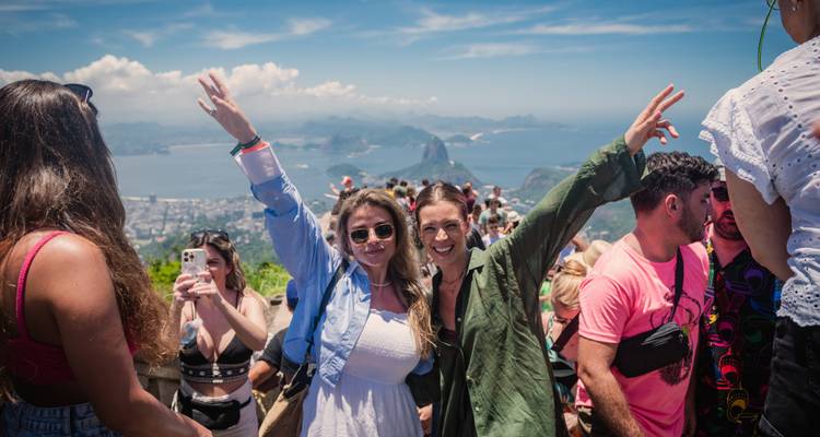 Des personnes posant avec une vue panoramique de Rio de Janeiro.