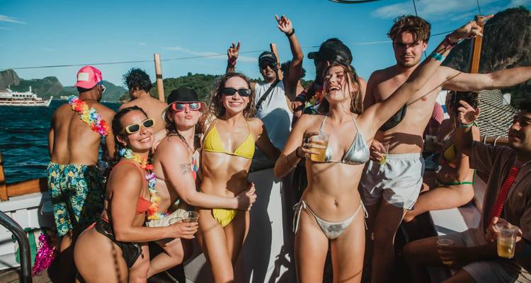 Fête sur un bateau avec des gens qui profitent d'une journée ensoleillée.