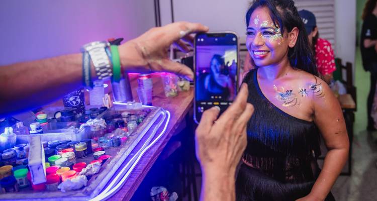 Femme se faisant peindre le visage lors d'un événement.