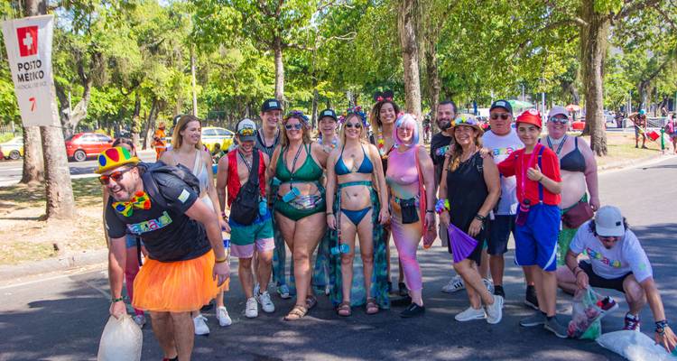 Groupe de visite en costumes posant dans la rue avant une sortie de carnaval