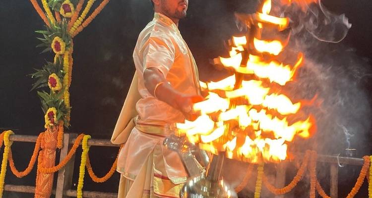 Person, die nachts ein Feuerritual durchführt.