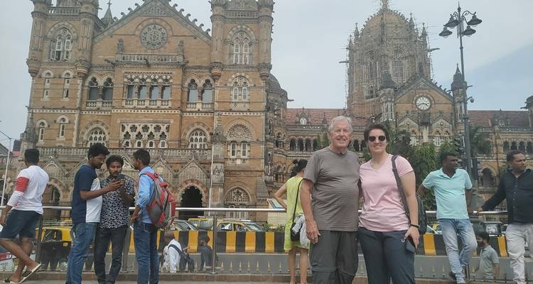 Zwei Menschen stehen vor dem Chhatrapati Shivaji Terminus.