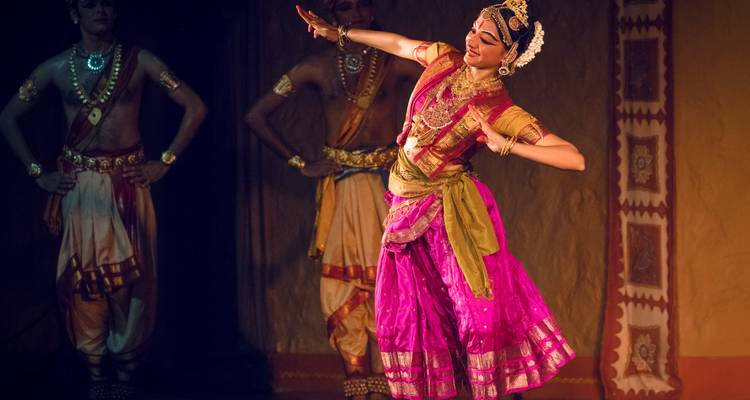 Traditionele Indiase dansvoorstelling onder podiumverlichting.