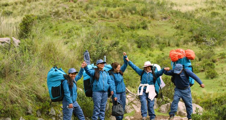 Wandelgroep die viert op een wandelpad.