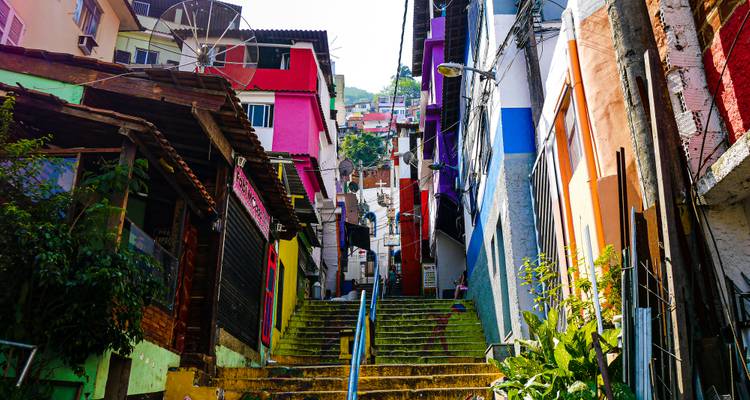 Escaliers colorés dans un quartier de colline.