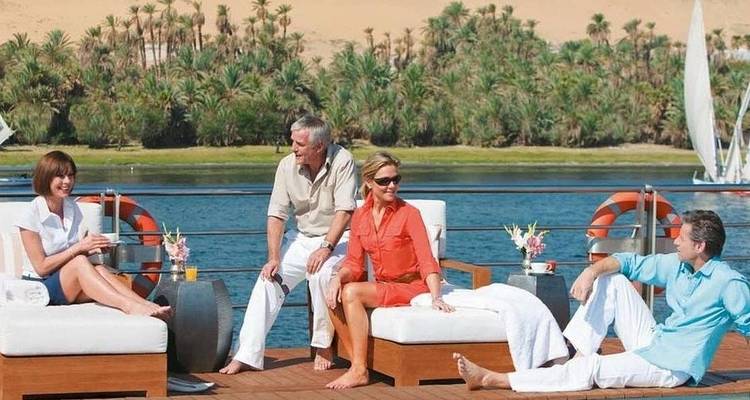 Quatre personnes profitant de leur temps libre lors d'une croisière fluviale.