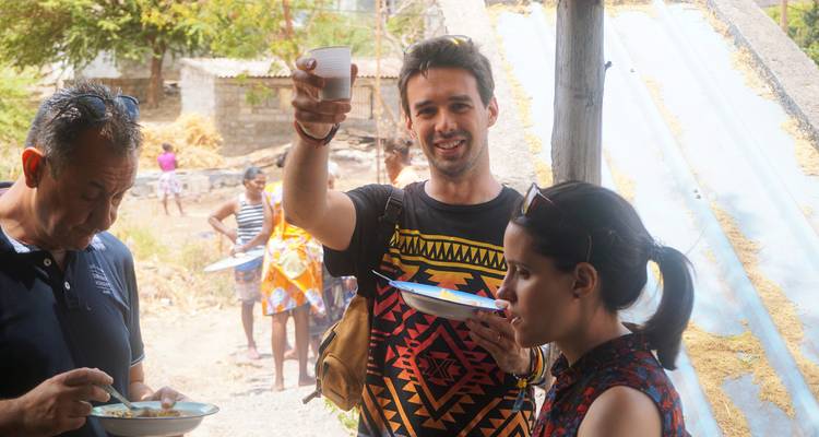 Menschen, die eine Mahlzeit und Getränke im Freien genießen.