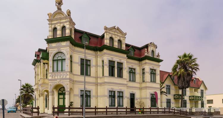 Historisch gebouw met palmbomen in Swakopmund.