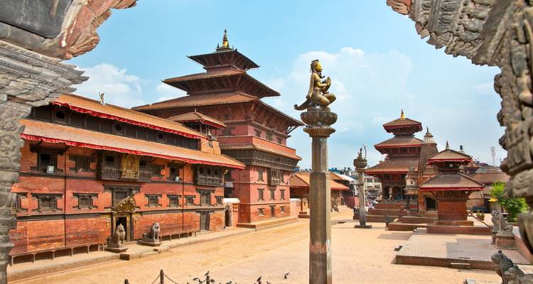 Bhaktapur Durbar Square mit historischen Tempeln und einer Säule.