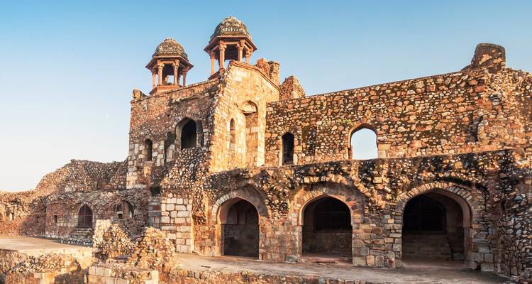 Une ancienne structure de fort en pierre avec des tours.