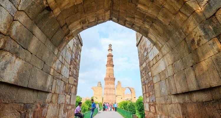 Vue à travers une arcade vers Qutub Minar.