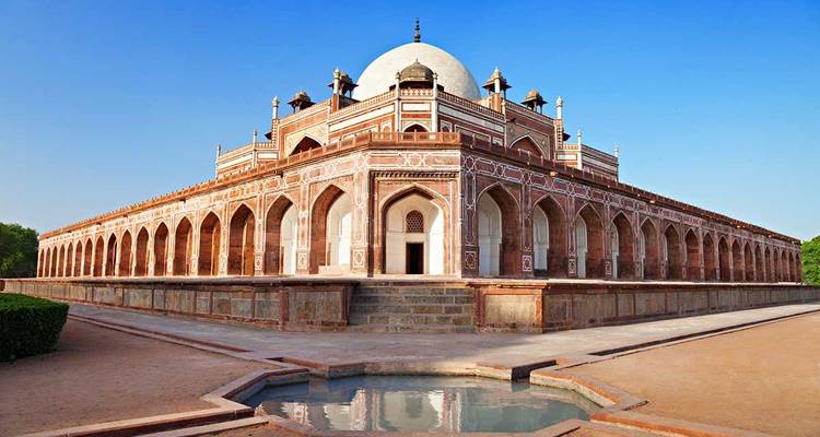 Le Tombeau d'Humayun avec son jardin symétrique.