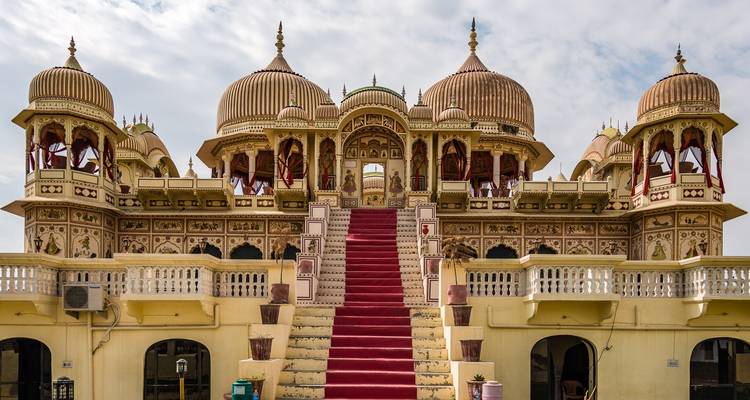 Entrée somptueuse de palais rajasthani avec des dômes ornementés.