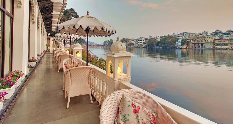 Café am Flussufer mit Blick auf einen See und charmanter Architektur.