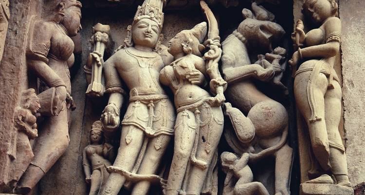 Komplizierte Steinmetzarbeiten, die Figuren aus der antiken Mythologie darstellen.