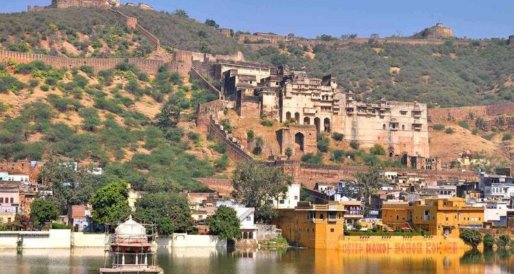Een versterkt paleis gebouwd in een heuvelflank met een meer aan de voet.