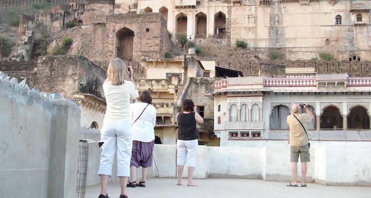 Touristen, die Fotos in einer historischen Festungsanlage machen.