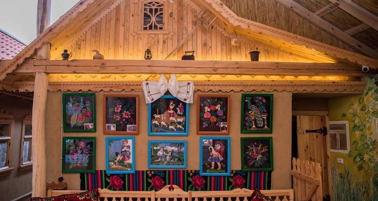 Gedecoreerd interieur van een traditioneel houten huis.