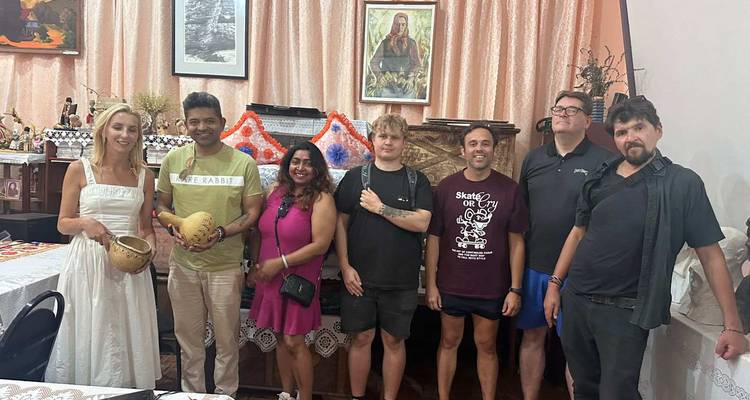 Groupe de personnes posant à l'intérieur avec une décoration traditionnelle.