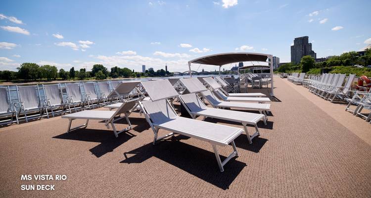 Pont solarium vide sur un navire avec des chaises longues et superposition de texte.