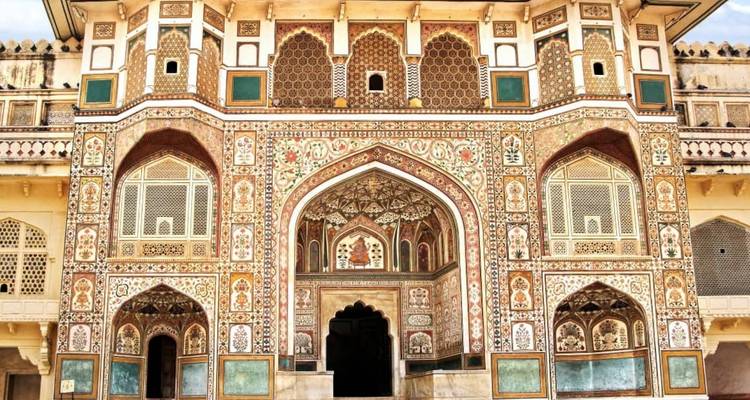 Komplizierte Fassade des Amer Fort mit farbenfrohen Designs.