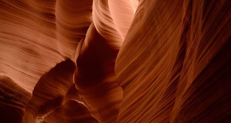 Formations rocheuses abstraites avec des effets de lumière à l'intérieur d'un canyon.