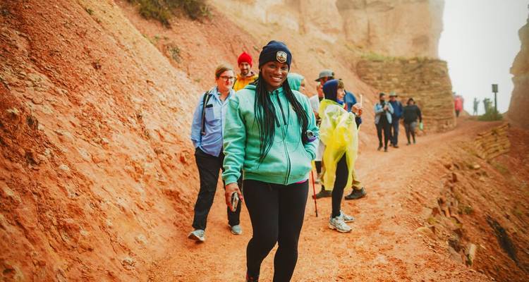 Groupe de personnes marchant sur un sentier de canyon.