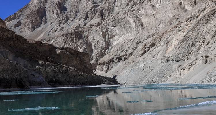 Berglandschaft mit einem spiegelnden See.