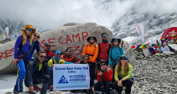 Wanderer mit einem Schild am Everest-Basislager.