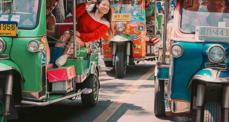 A los turistas les encanta disfrutar de un viaje colorido en tuk-tuk por las animadas calles de Bangkok.