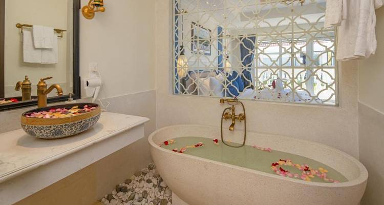 Luxueuze badkamer met bloemenversiering in een bad.