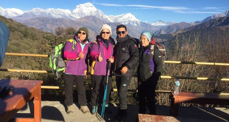 Gruppe von Wanderern, die vor einer bergigen Kulisse posieren.