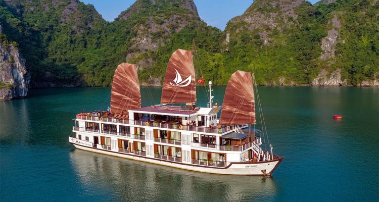 Traditionelles Boot segelt durch die Halong-Bucht.