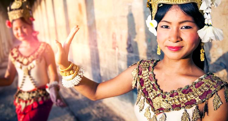 Frauen in traditioneller Kleidung, die einen Tanz aufführen.