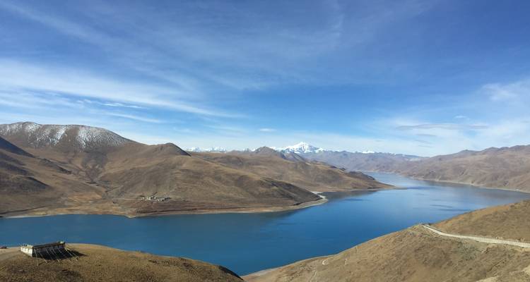 Vista panorámica del lago Yamdrok Tso con montañas.