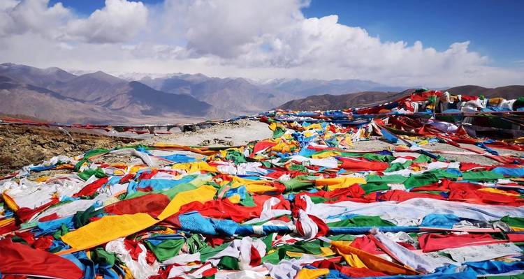 Coloridas banderas tibetanas de oración en una montaña.