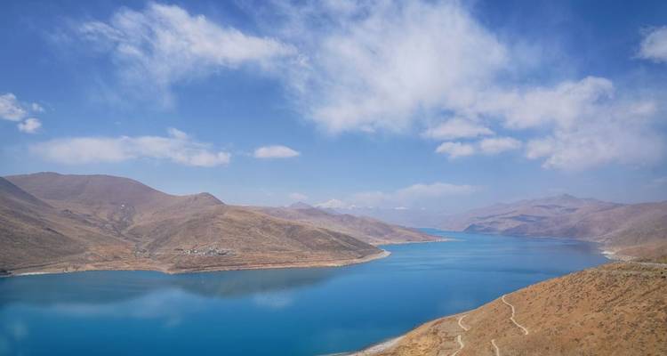 Vista del lago Yamdroktso con montañas.