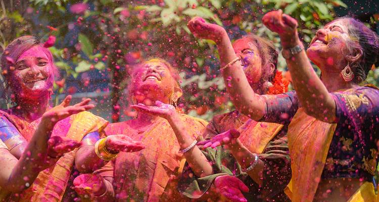 Personas celebrando con polvos coloridos durante un festival.