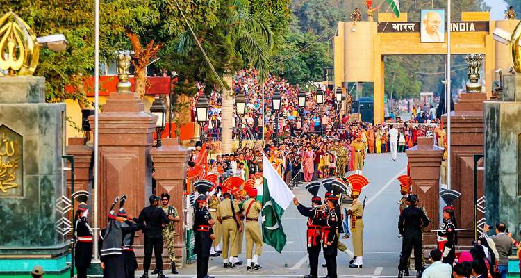 Ceremonia fronteriza con guardias y espectadores en ambos lados.