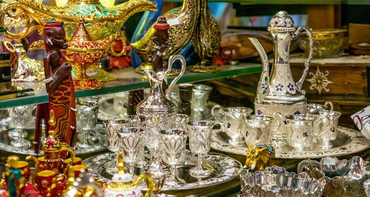 Exhibición de platería intrincada y artículos culturales en una tienda.