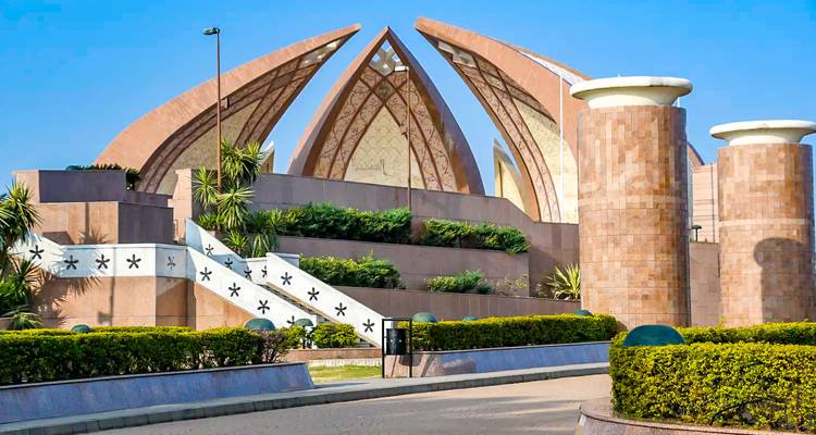 Arquitectura monumental con diseño geométrico y paisajismo.