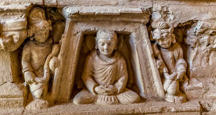 Antiguos tallados en piedra que muestran figuras históricas.